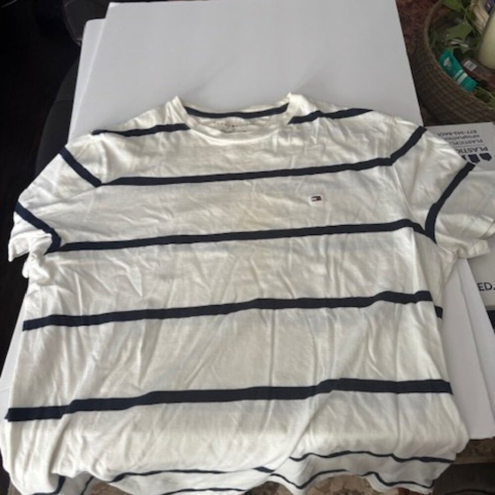 Mens Medium Tommy Hilfiger T-Shirt